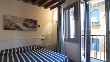 Schreibtisch, Verdunkelungsvorhänge, kostenloses WLAN