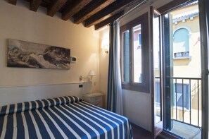 Escriptori, cortines opaques i wifi gratuïta