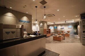 Bar-salon dans le hall