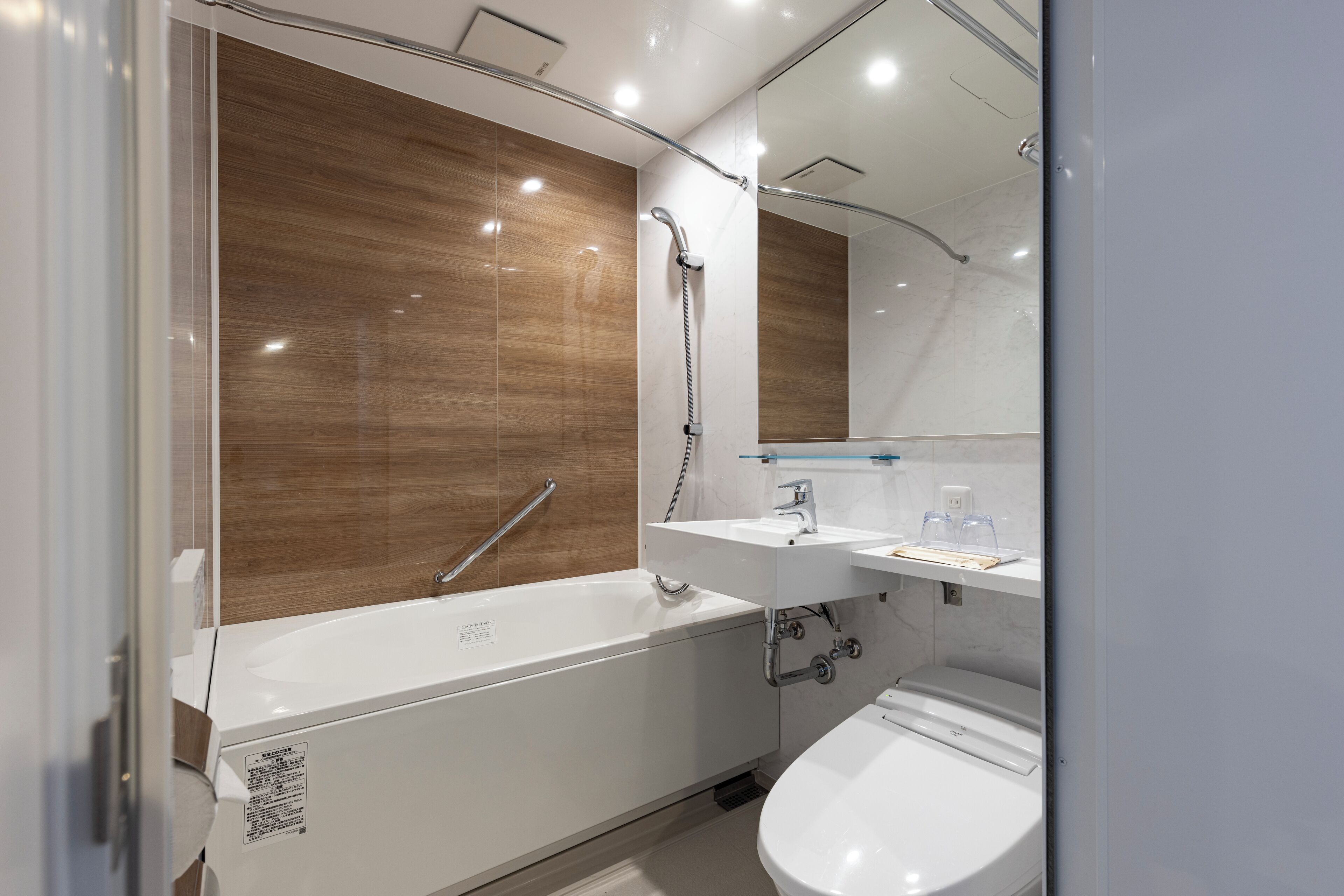 combined shower/bathtub, deep-soaking bathtub, free toiletries