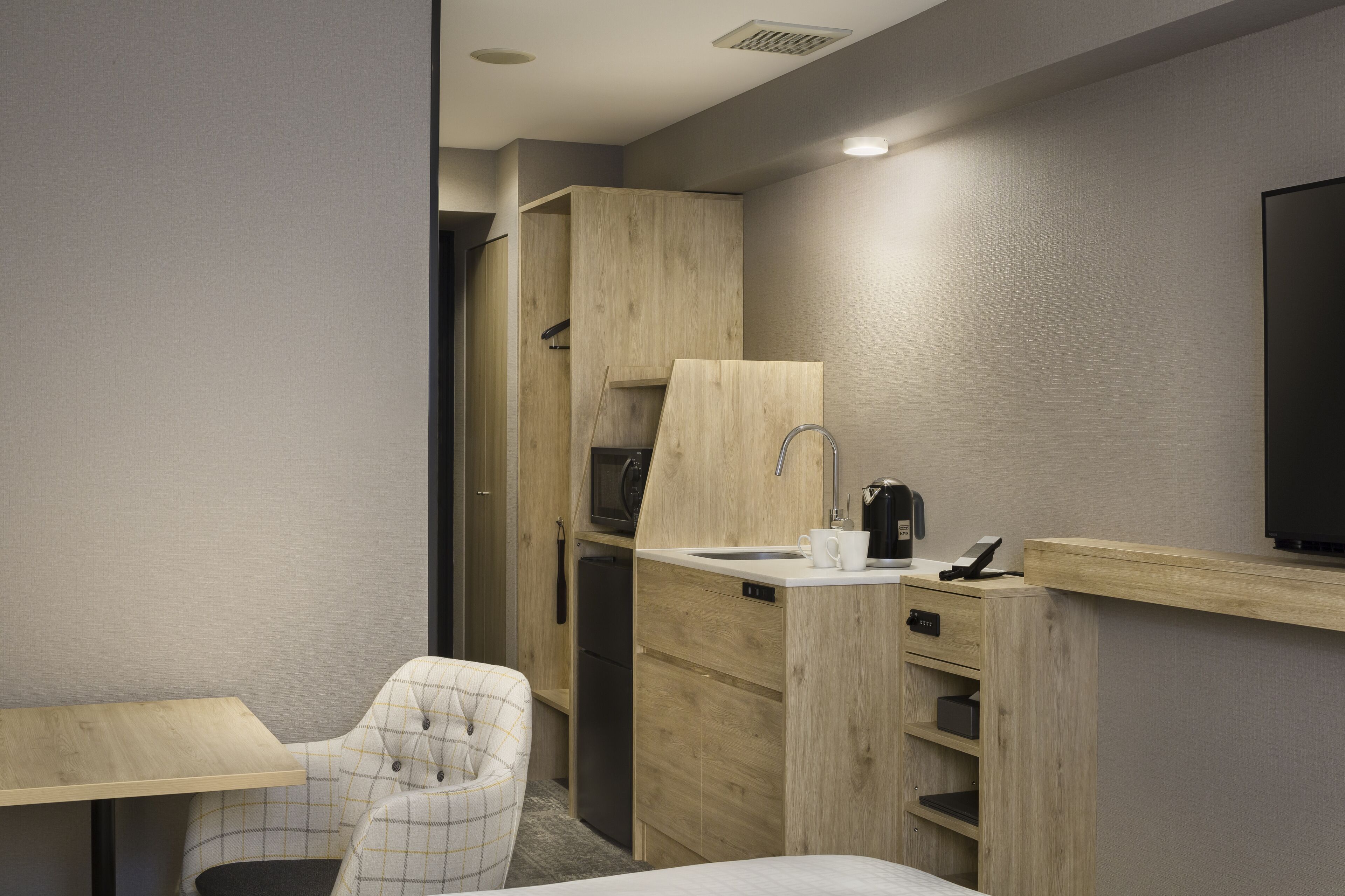 fridge, microwave, stovetop, cookware/dishes/utensils