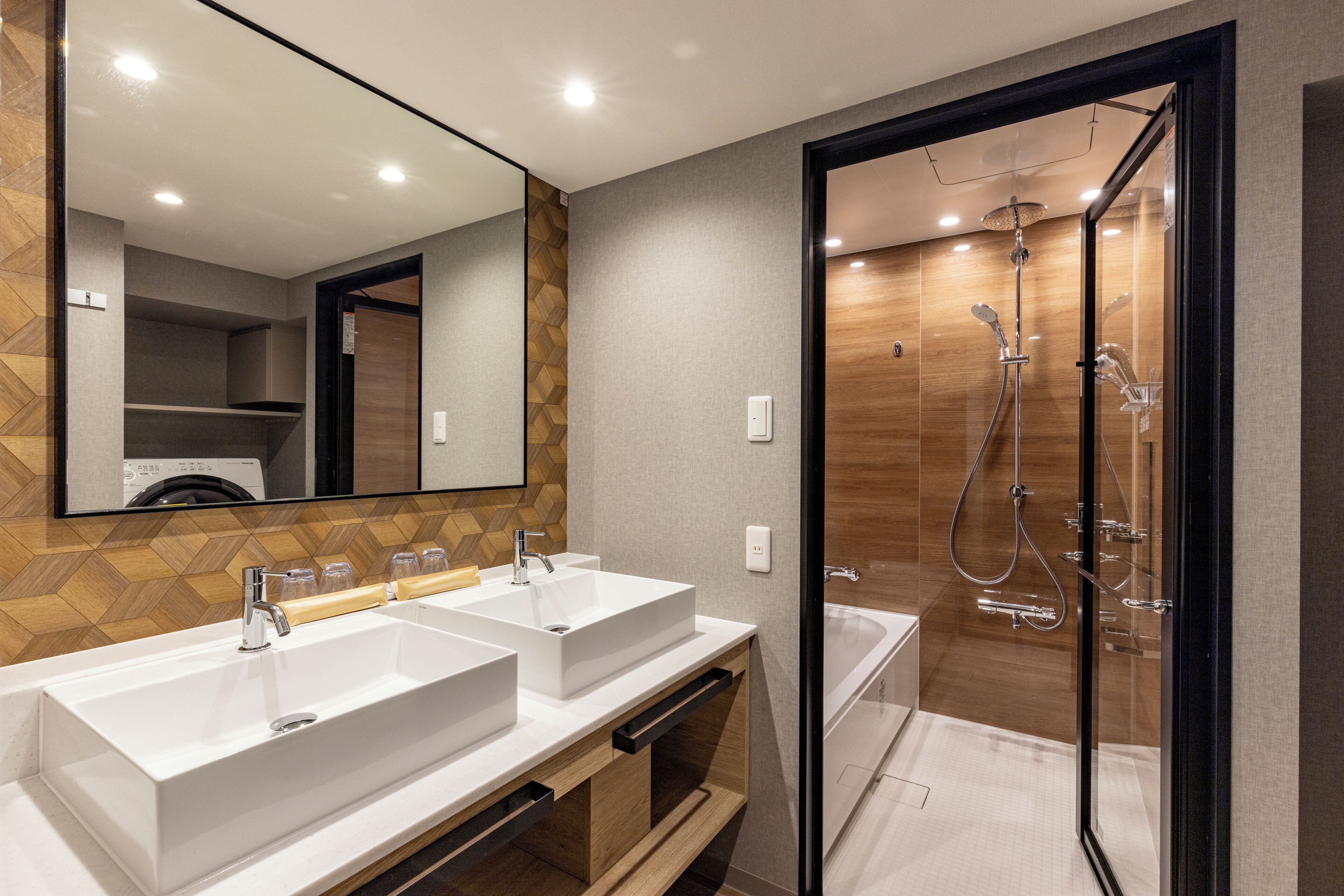 combined shower/bathtub, deep-soaking bathtub, free toiletries