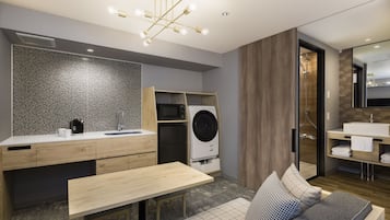 Kühlschrank, Mikrowelle, Herdplatte, Kochgeschirr/Geschirr/Besteck