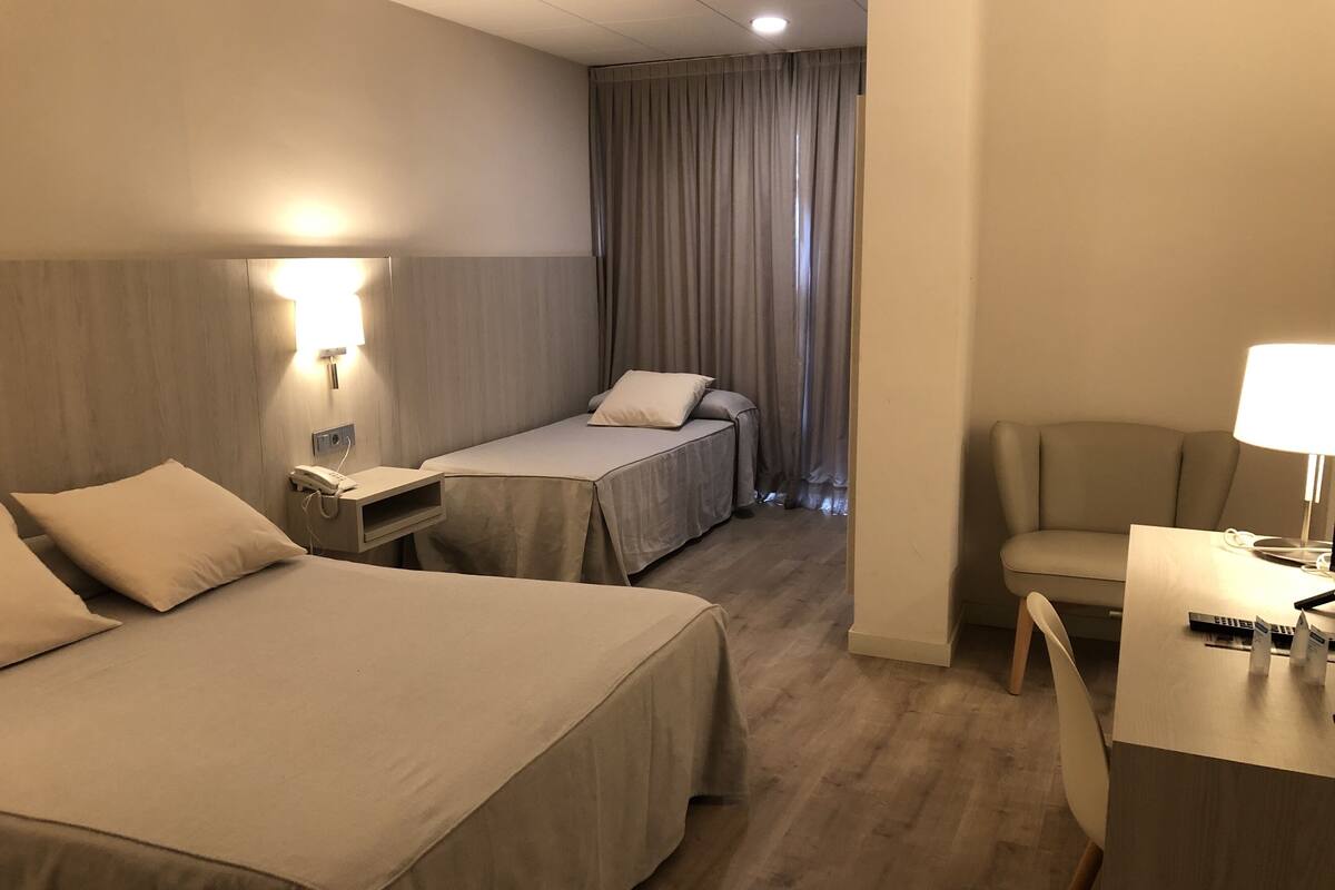 Triple Room | In-room safe, soundproofing, free WiFi, bed sheets