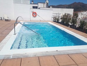 室外游泳池，提供日光浴躺椅