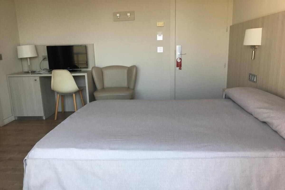 Double or Twin Room | In-room safe, soundproofing, free WiFi, bed sheets