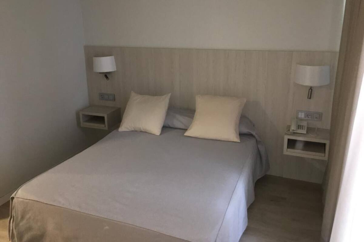 Single Room | In-room safe, soundproofing, free WiFi, bed sheets