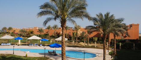 شاطئ خاص، كراسي للتشمس، مظلات الشاطئ، مناشف للشاطئ