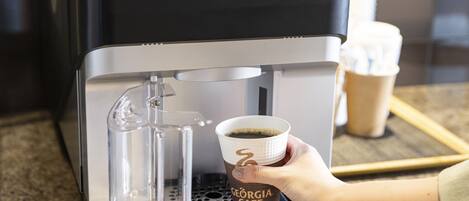 Una máquina de café sirviendo una taza.