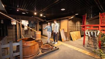 إطلالة على الشارع من المنشأة