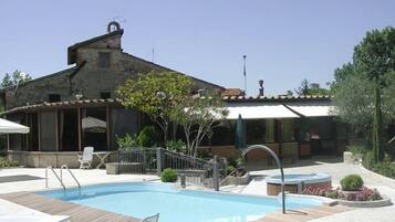 Kolam renang tertutup, kolam renang terbuka