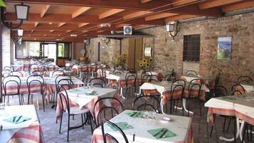 Sarapan, makan tengah hari dihidangkan; masakan Itali, tepi kolam