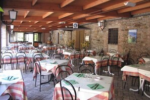 Se sirven desayunos, comidas y cocina italiana con vista a la alberca