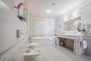Ducha y bañera combinadas y bañera profunda