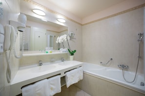 Ensemble baignoire-douche, baignoire profonde