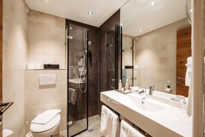 Business tweepersoonskamer | Badkamer | Een douche, gratis toiletartikelen, een haardroger, handdoeken