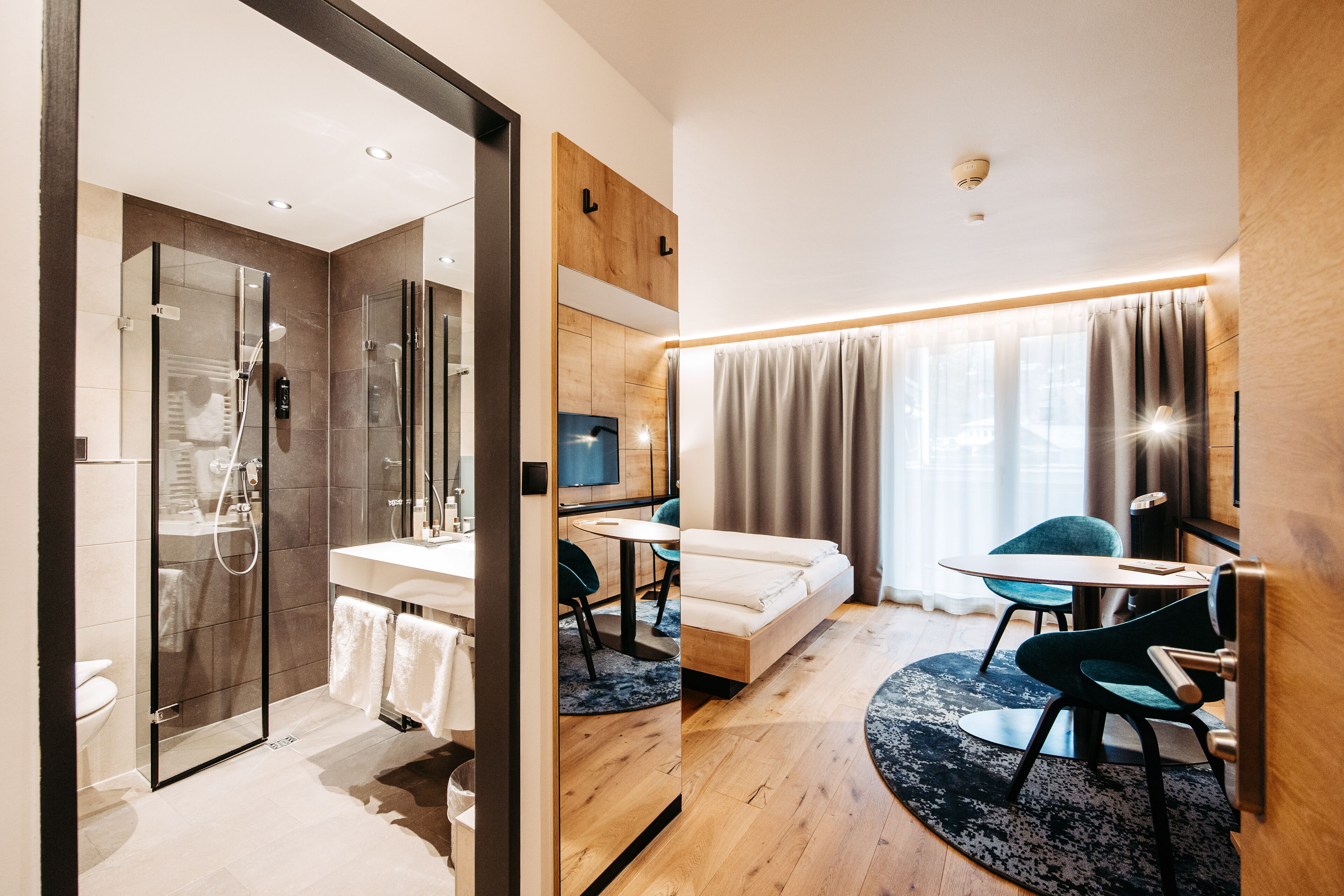 business double room | in-room safe, desk, laptop workspace, soundproofing