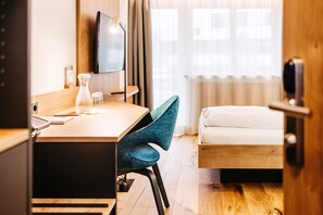 Comfort Single Room | In-room safe, desk, laptop workspace, soundproofing - Sonne_1806 - Hotel am Campus Dornbirn (Dornbirn)