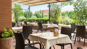 Aperto a colazione, pranzo e cena, cucina locale