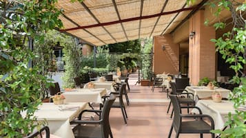 供應早餐、午餐和晚餐,當地料理