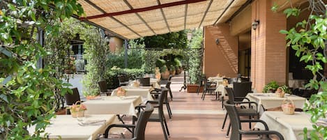 Petit déjeuner et déjeuner servis sur place, spécialités Cuisine locale