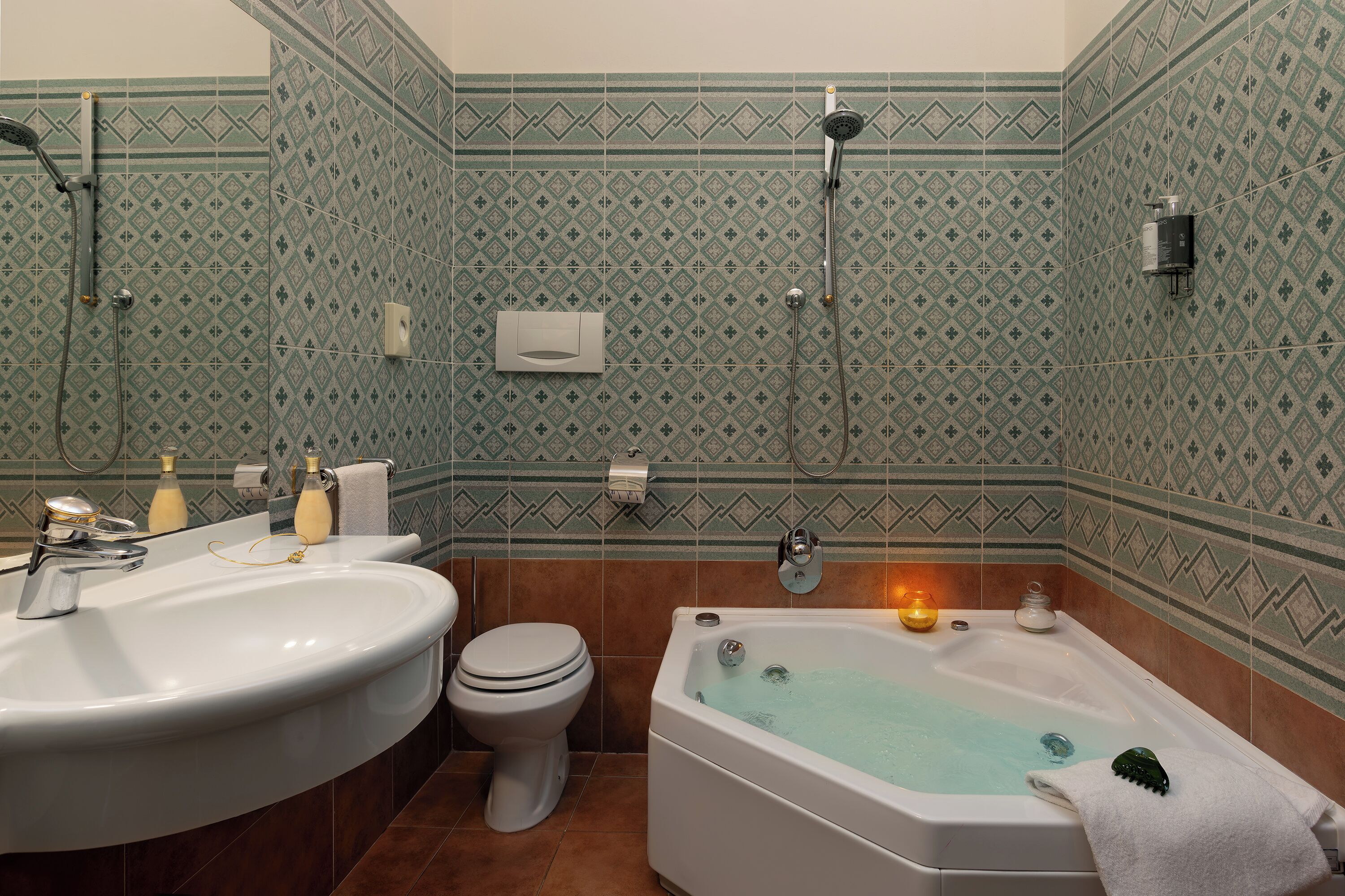Ein Badezimmer mit einer Badewanne, zwei Waschbecken, einer Toilette und einer Dusche.