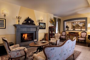 Lobby sitting area - Hotel San Gregorio (Pienza)