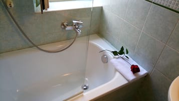 Chambre Quadruple | Salle de bain | Articles de toilette gratuits, sèche-cheveux, bidet, serviettes fournies