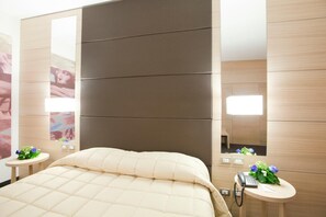 Suite Junior | Seprai premium, minibar, brankas, dan meja kerja