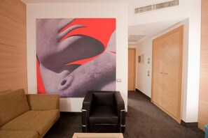 Triple Room | Living room | TV, pay films - Centrum Palace (Campobasso)