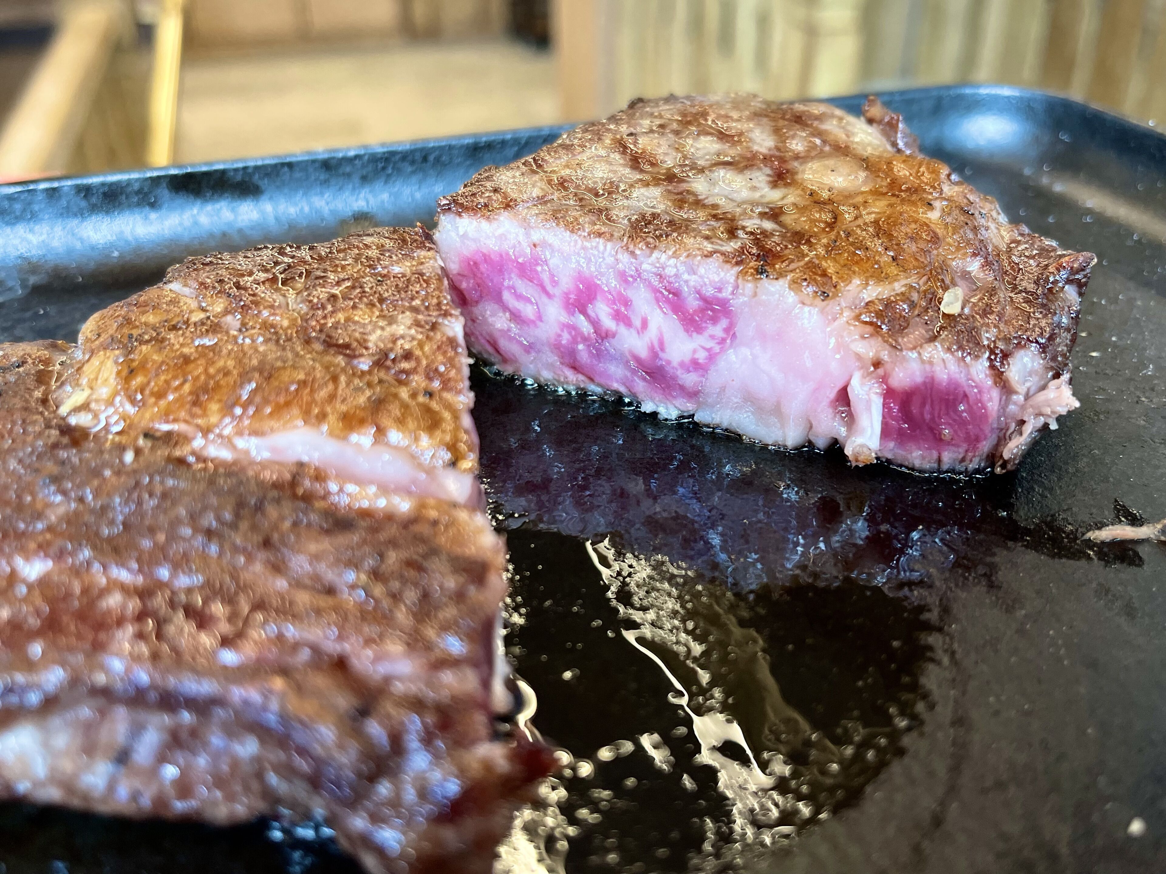 Un filete a la parrilla con un centro rosado, indicando que está cocido al punto.