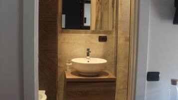 Bañera con ducha, secador de pelo, bidet, toallas