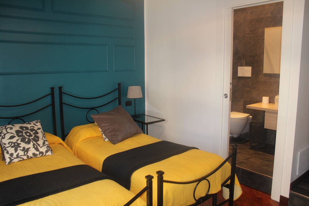 Twin Room, 2 Twin Beds, Private Bathroom | Desk, free WiFi
