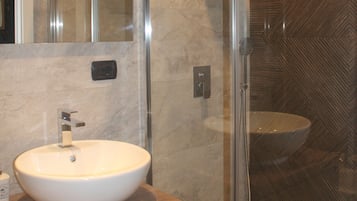 Quarto casal, banheiro privativo | Banheiro | Chuveiro/banheira combinados, secador de cabelo, bidê, toalhas de banho