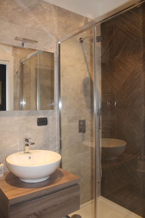 Chambre Double, salle de bains privée | Salle de bain | Ensemble douche/baignoire, sèche-cheveux, bidet, serviettes fournies