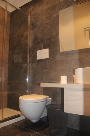 Twin Room, 2 Single Beds, Private Bathroom | Bathroom