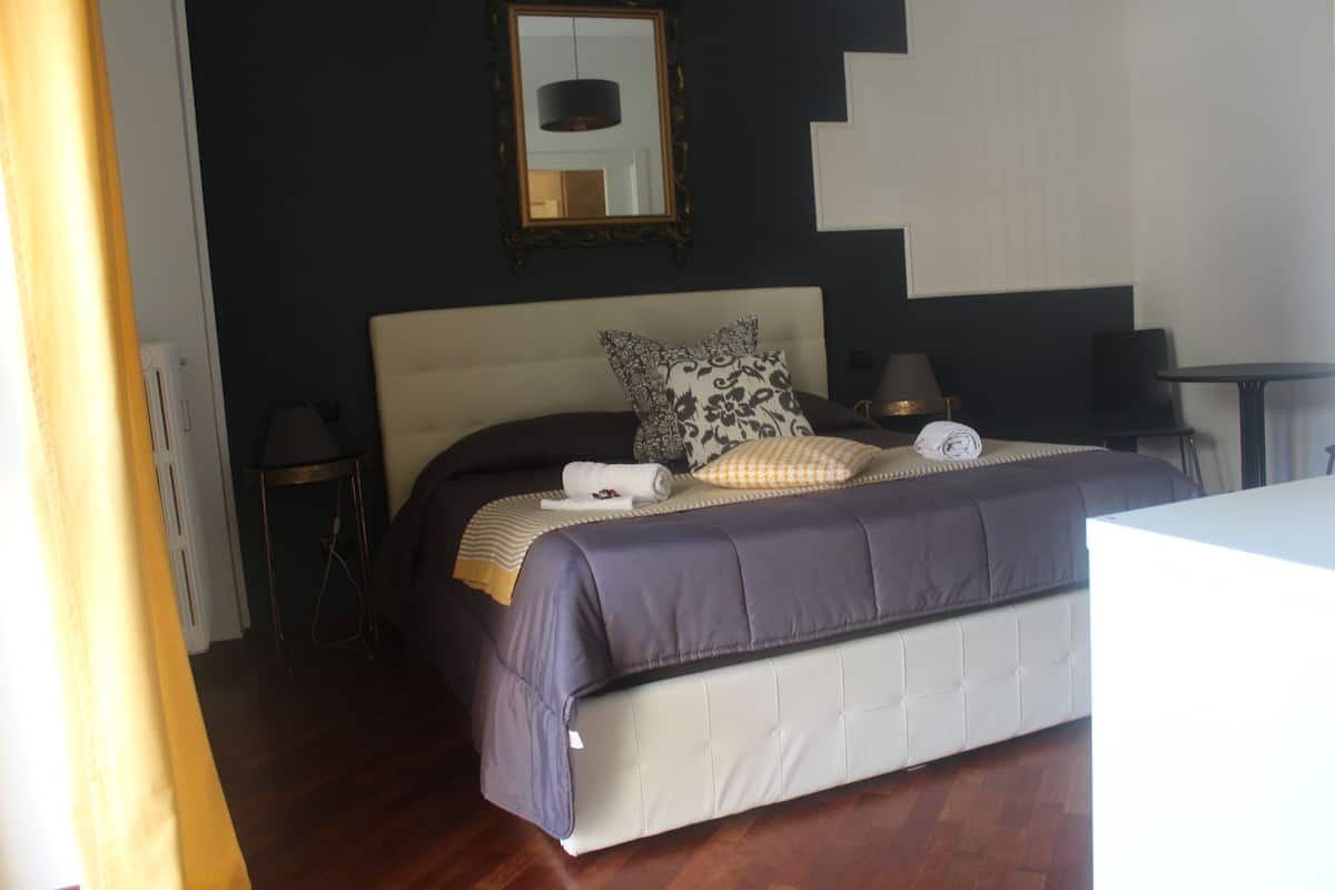 Double Room, Private Bathroom | Desk, free WiFi