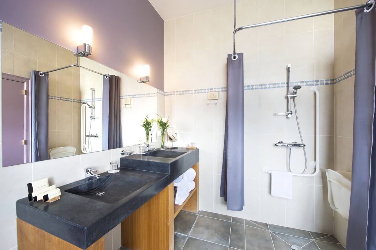 luxury room | bathroom | free toiletries, hair dryer, bathrobes, towels