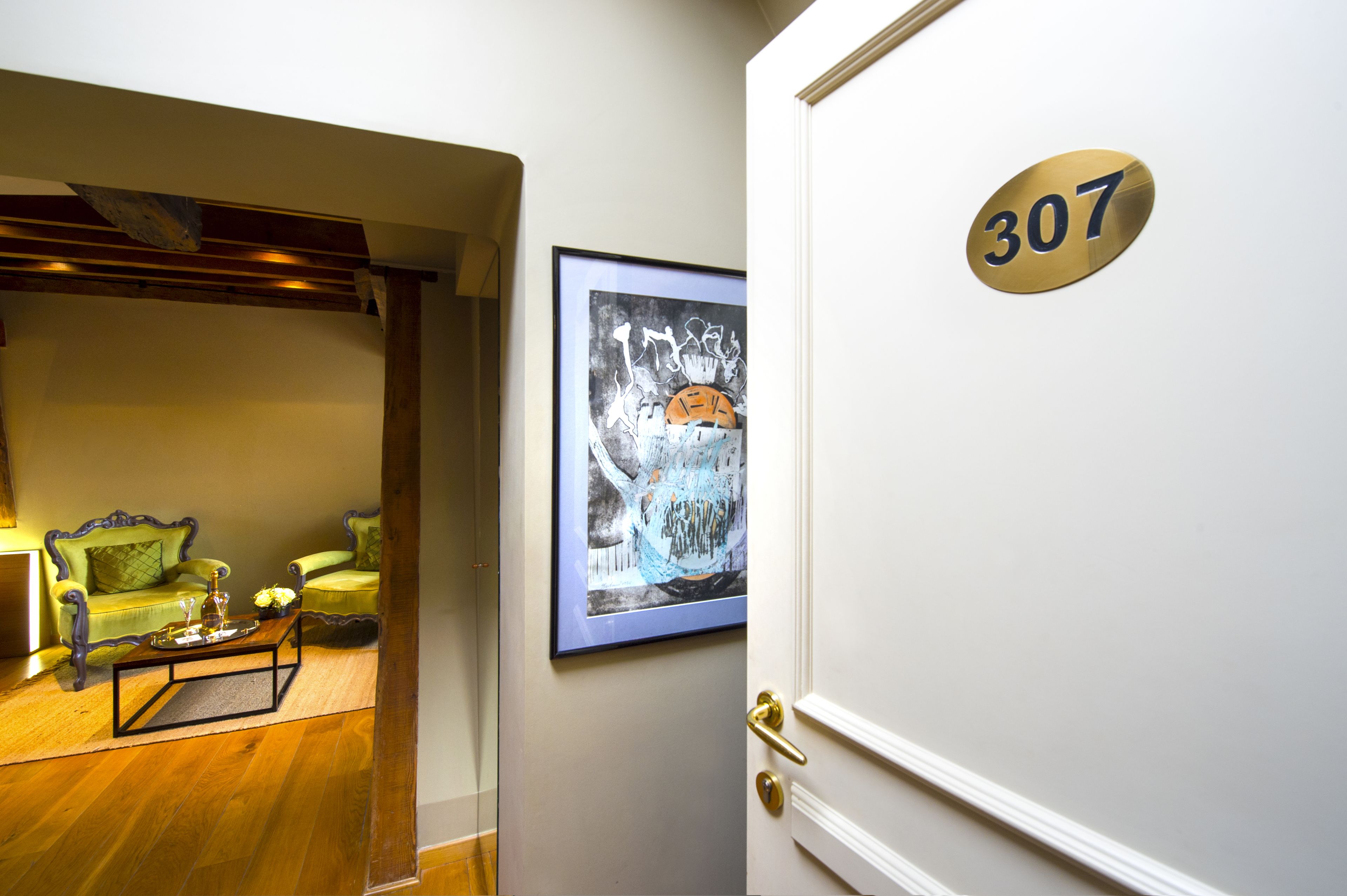 suite | minibar, in-room safe, individually decorated, individually furnished