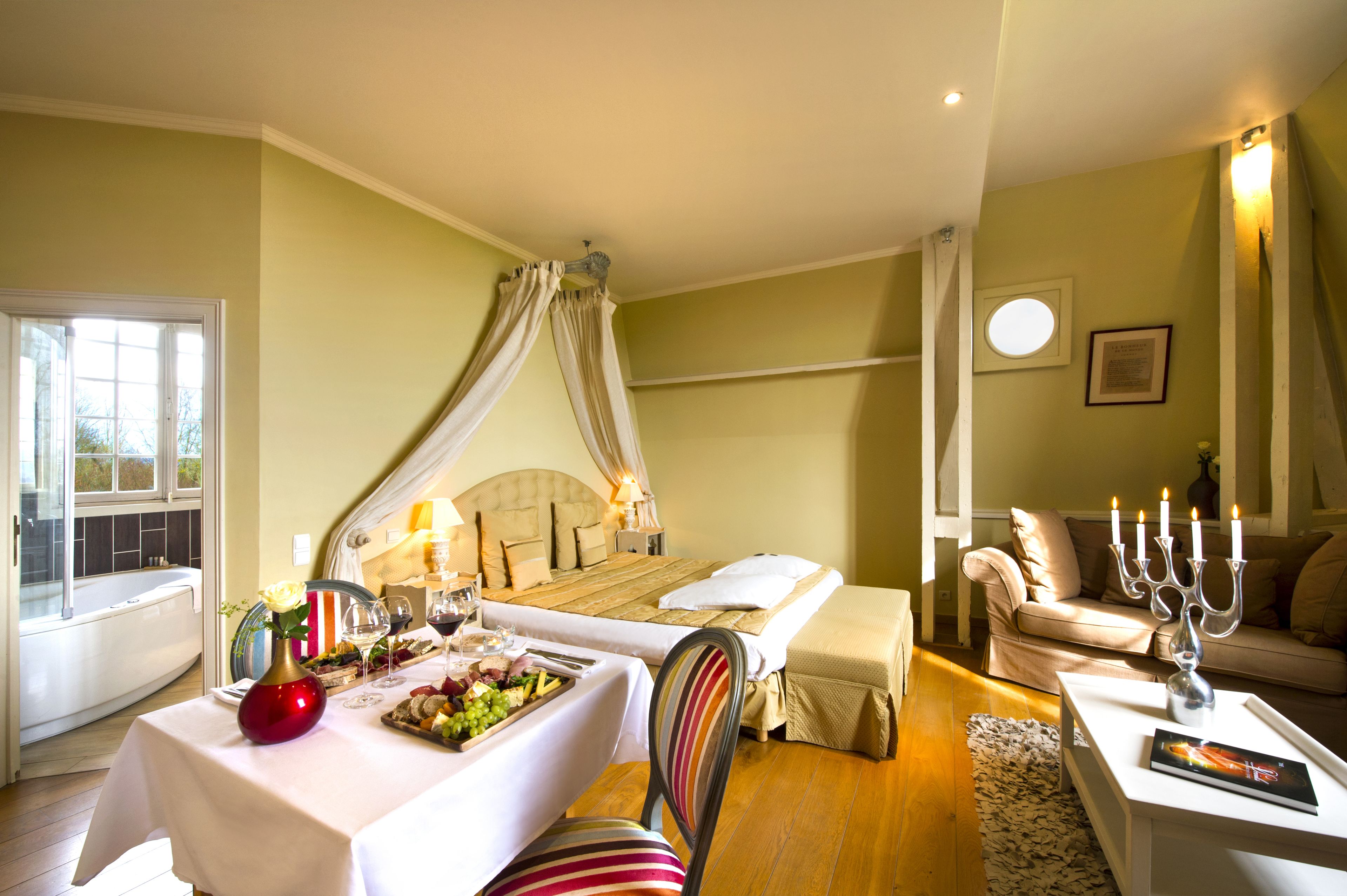 suite | minibar, in-room safe, individually decorated, individually furnished