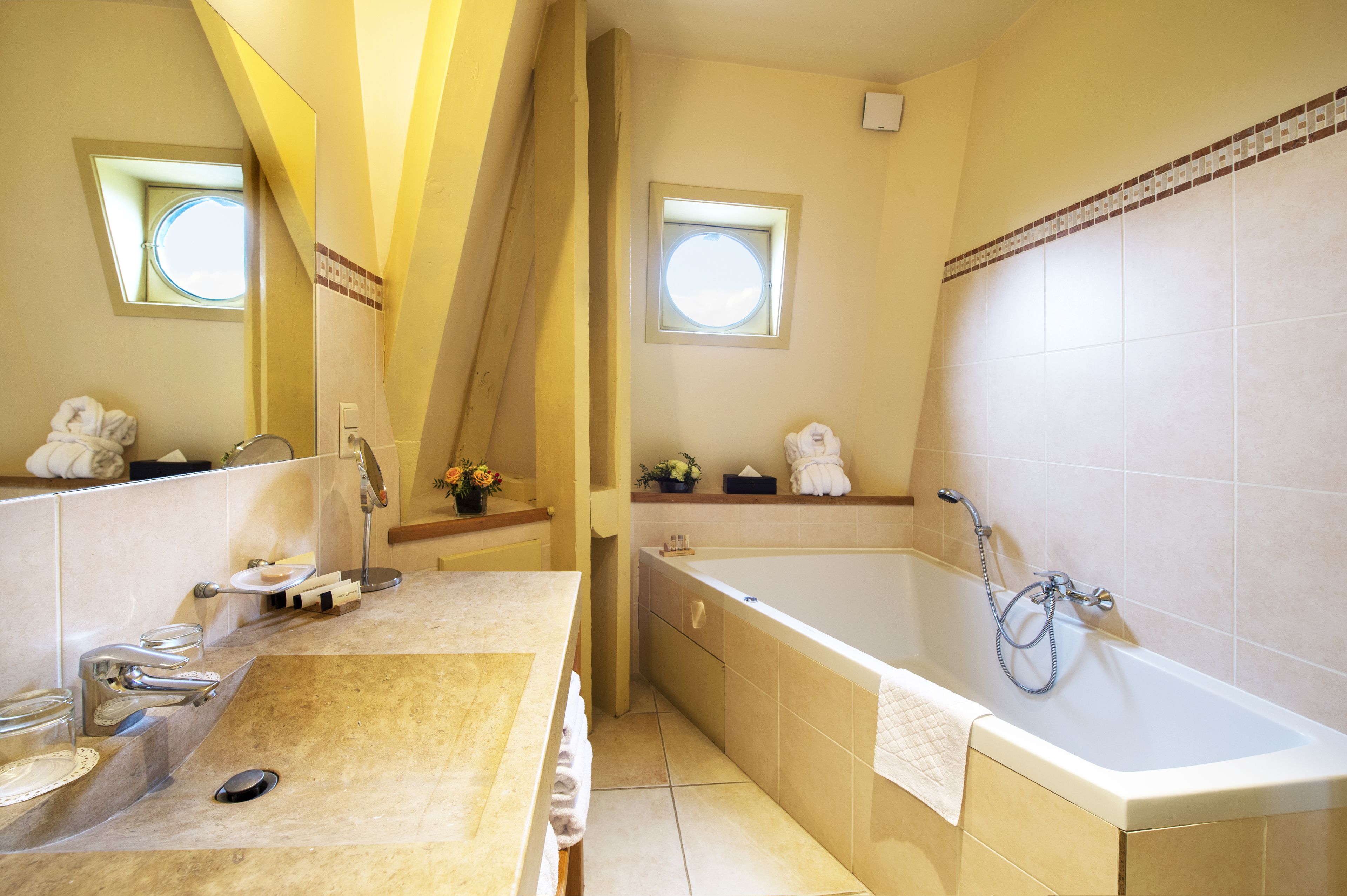 suite | minibar, in-room safe, individually decorated, individually furnished