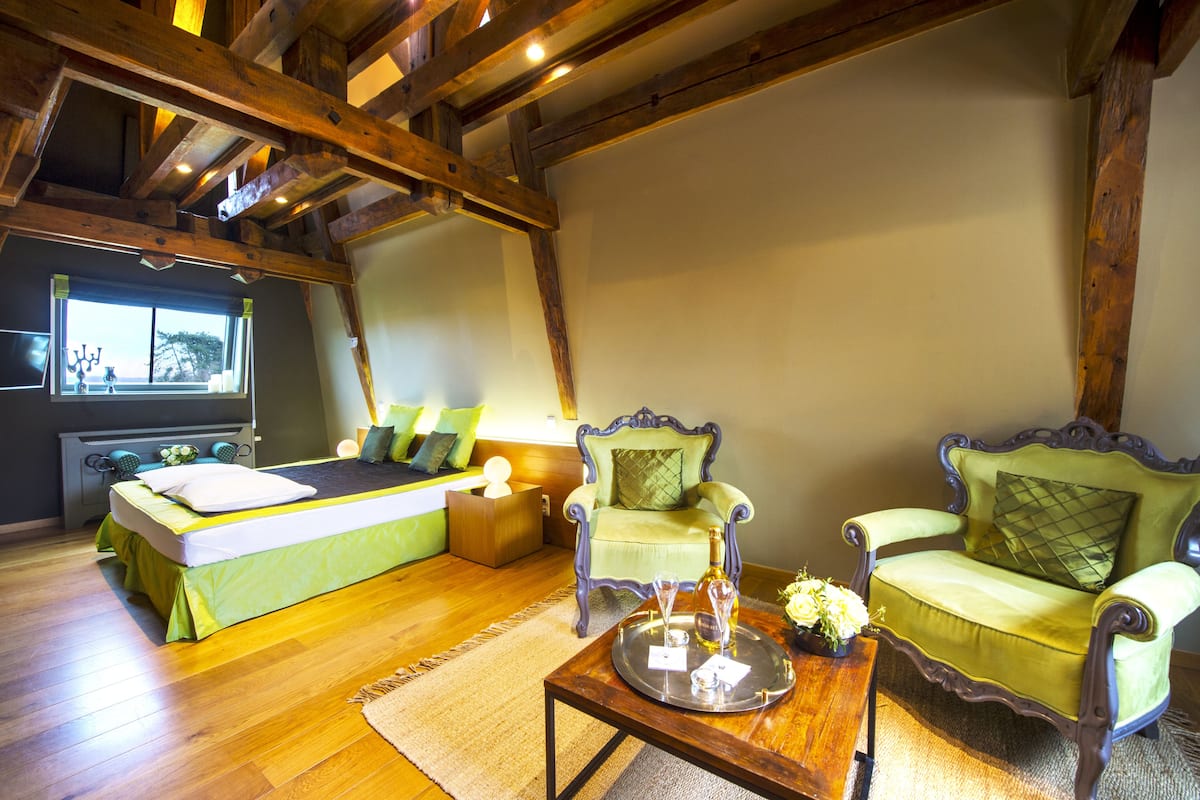 suite | minibar, in-room safe, individually decorated, individually furnished