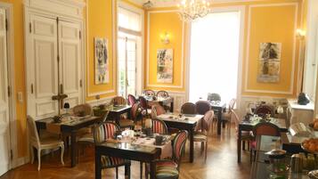 Petit déjeuner continental (15 EUR par personne)