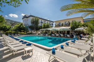 Piscina externa, funciona das 9h às 18h30, guarda-sóis, espreguiçadeiras