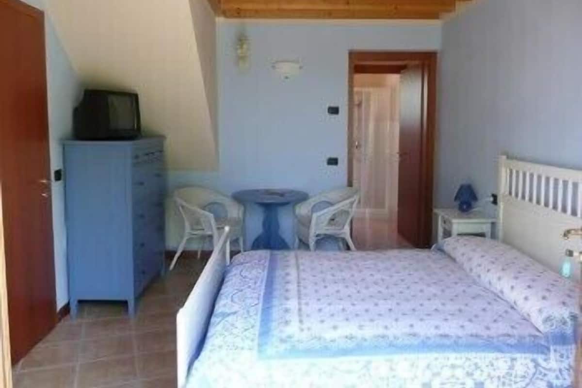 Double Room | Down comforters, desk, iron/ironing board (on request)