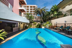 Outdoor pool - Bella Villa Metro (Pattaya)