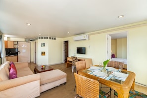 Suite familiar | Sala de estar | Chimenea 