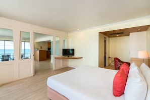 Habitación panorámica, 1 cama King size, vista al mar | Caja de seguridad en la habitación y espacio para trabajar con laptop