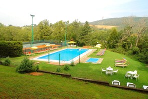 Alberca al aire libre por temporada y sombrillas en la alberca 