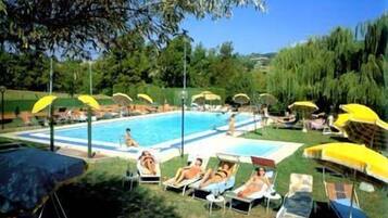 Außenpool (je nach Saison geöffnet), Sonnenschirme, Liegestühle
